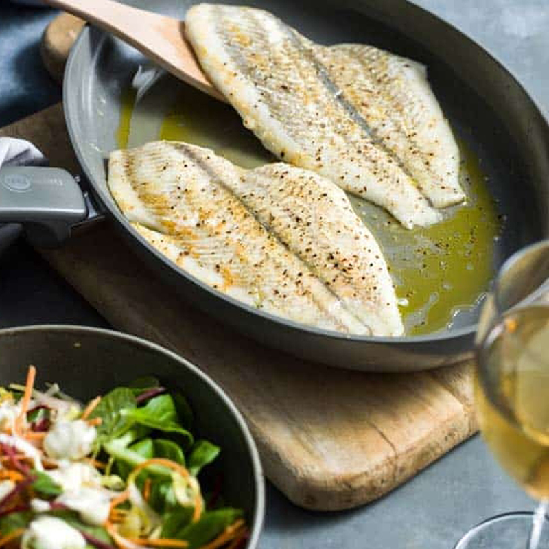 Pladijs sla friet wijn gerecht wit