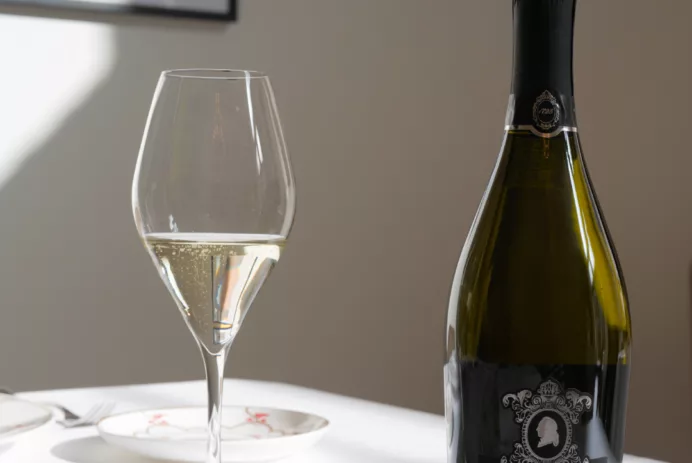 Glaasje prosecco naast fles van Casanova