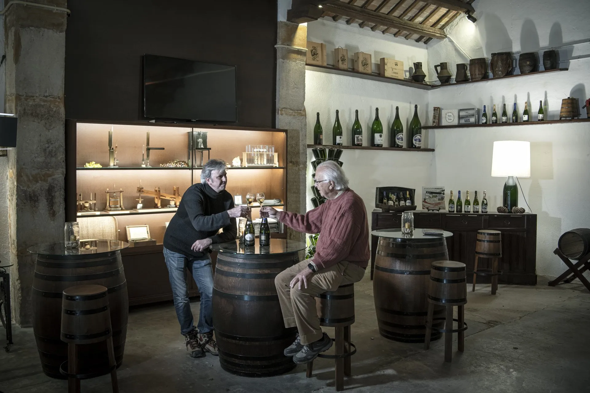 Proost op wijnton met glaasje Cava Ludens